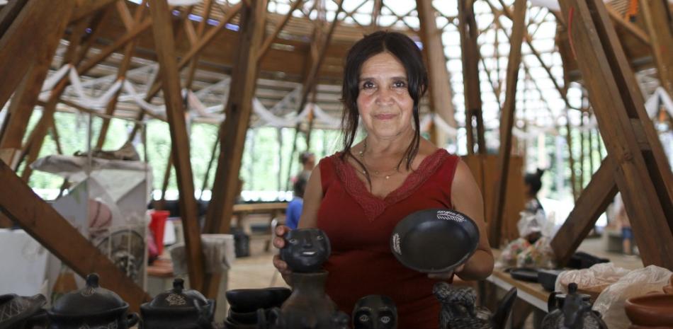 La artesana chilena Esperanza Eloiza Muñoz posa con sus piezas de cerámica en Quinchamal, Chile, el 26 de noviembre de 2022.
Foto: PABLO VERA / AFP