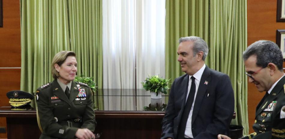 La jefa del Comando Sur, Laura Richardson; el presidente Luis Abinader y el ministro de Defensa Carlos Díaz Morfa.