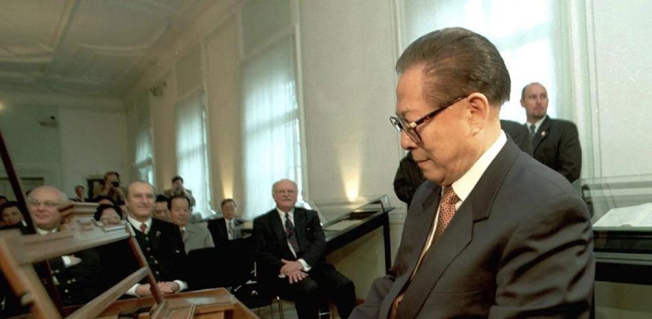 El entonces presidente chino Jiang Zemin toca el piano original de Mozart durante su visita al lugar de nacimiento del famoso compositor austriaco Wolfgang Amadeus Mozart en Salzburgo, Austria, el 30 de marzo de 1999. AP/