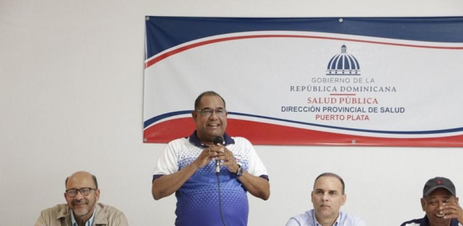 Alexis García, presidente de Fedovoli, mientras ofrecía los detalles de la Copa del Cibao de Voleibol en compañía de Emil Durán y del doctor Johnny Tavárez.