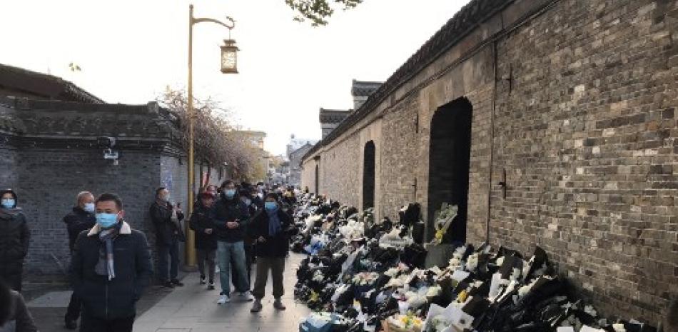 personas le dan e ultimo adios a Jiang Zeming / AFP