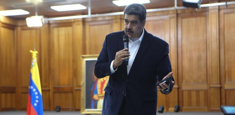 Nicolás Maduro aseguró ayer que su país tiene entre 24,000 y 30,000 millones de dólares bloqueados en el exterior, producto de las sanciones económicas internacionales. ap