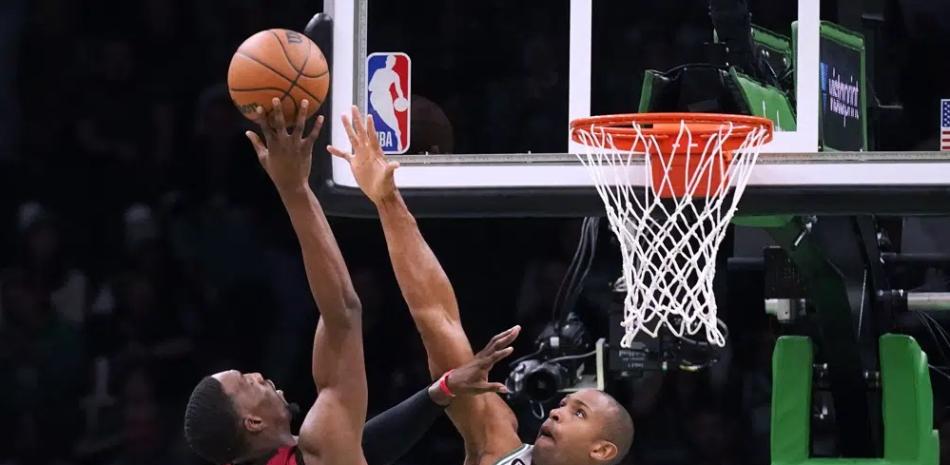Al Horford, de los Celtics, intenta bloquear un intento al canasto de Bam Adebayo, del Heat, en el partido del pasado día 30 de noviembre en el baloncesto de la NBA.
