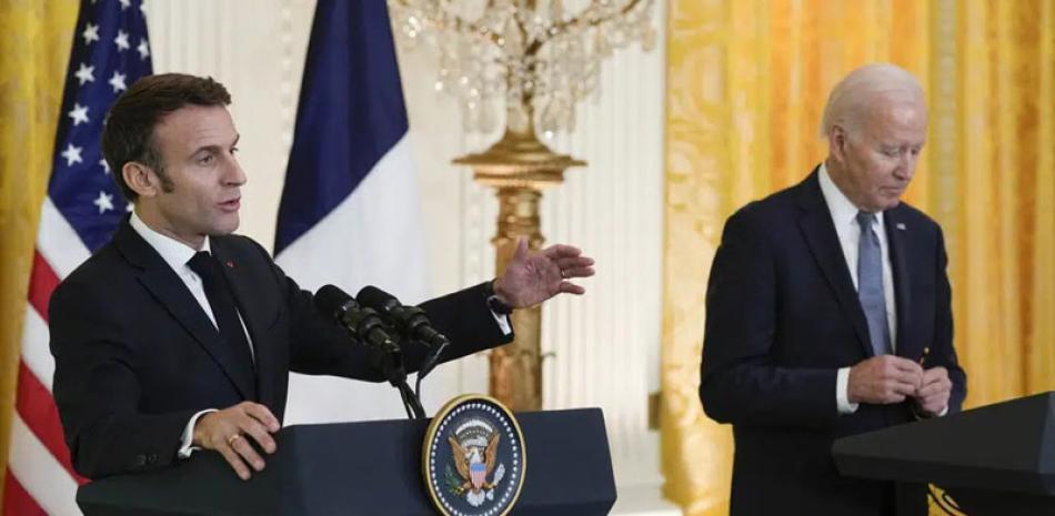 El presidente francés, Emmanuel Macron, habla durante una conferencia de prensa con el presidente Joe Biden en el Salón Este de la Casa Blanca, ayer.  AP
