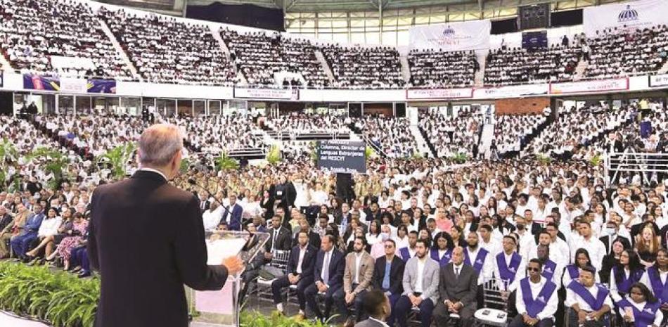 El ministro Franklin García Fermín habla a graduandos y presentes en el acto. externa /