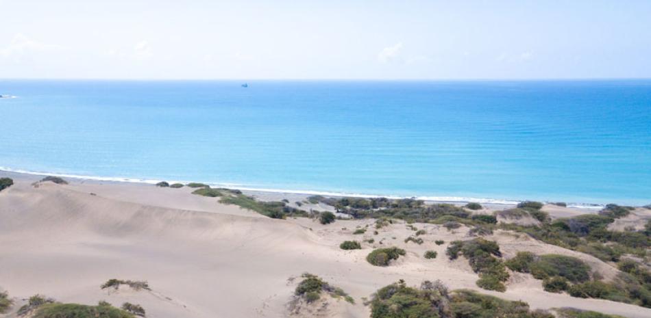 La altura máxima de las dunas alcanza 35 metros y se calcula existen 117.4 millones de metros cúbicos de finas arenas azules en esta área natural protegida.