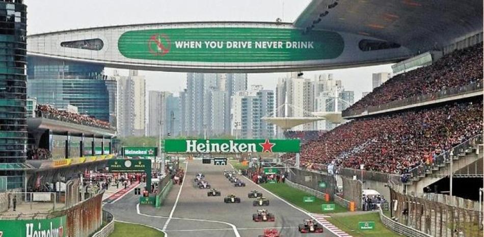 Los pilotos se preparan para el inicio del Gran Premio de China de la Fórmula Uno, en el Circuito Internacional Shanghái, el 14 de abril de 2019, en Shanghái, China.