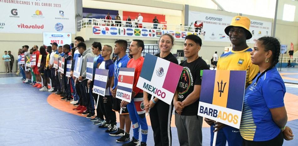 Integrantes de las delegaciones que participan en el torneo clasificatorio de lucha para los Juegos Centroamericanos y del Caribe.
