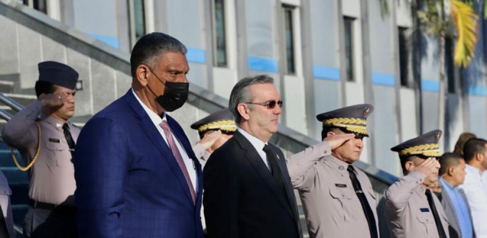 Presidente Luis Abinader acompañado del Ministro de Interior, Jesús Vásquez, durante un acto en el Palacio de la Policía.