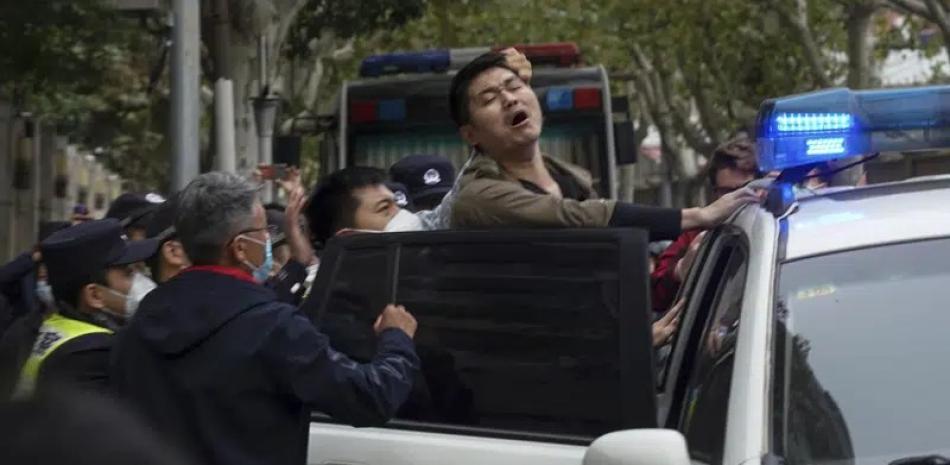 Manifestante en Shanghai es arrestado. AP