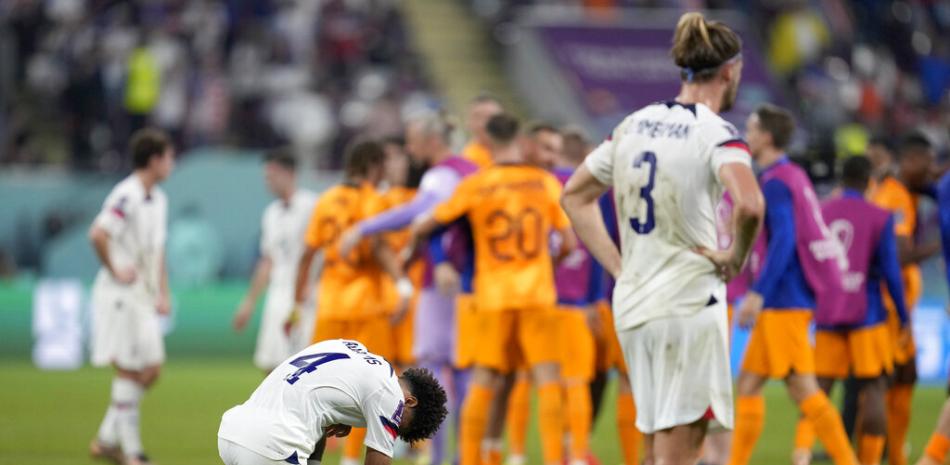 Tyler Adams y Walker Zimmerman, de Estados Unidos, reaccionan al final del partido de octavos de final de la Copa del Mundo de fútbol entre Holanda y Estados Unidos, en el Estadio Internacional Khalifa en Doha, Qatar, el sábado 3 de diciembre de 2022. Foto: Natacha Pisarenko/AP.