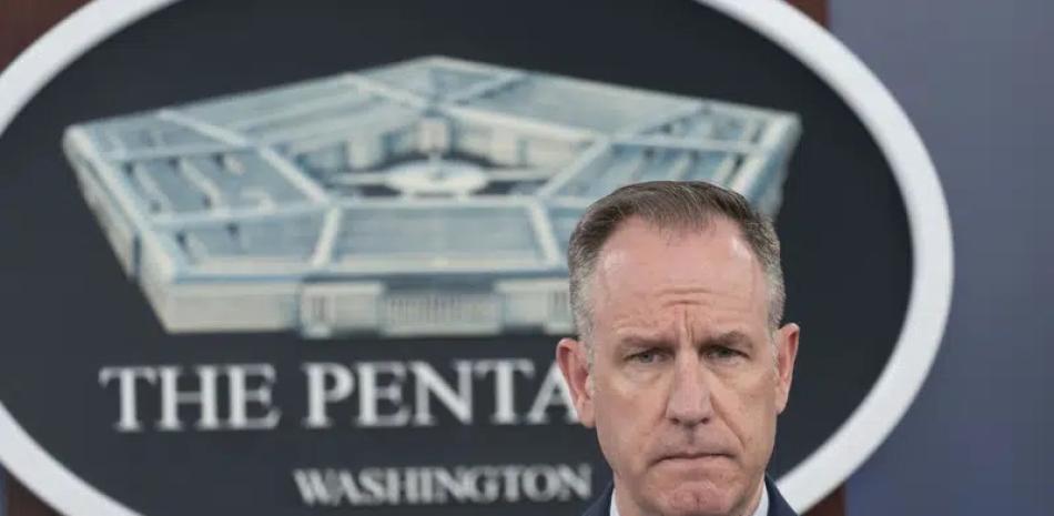 El portavoz del Pentágono, el brigadier general de la Fuerza Aérea Patrick Ryder, hace una pausa durante una rueda de prensa en el Pentágono, el martes 29 de noviembre de 2022. AP