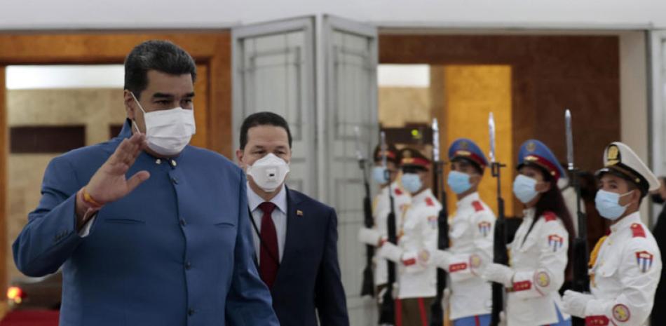 El presidente de Venezuela, Nicolás Maduro, llega al Palacio de la Revolución para asistir a la XXI Cumbre del ALBA en La Habana, Cuba, el viernes 27 de mayo de 2022. ap