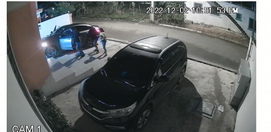 Foto extraida del video de seguridad donde se visualiza a los hombres robar el vehiuclo. Foto Externa