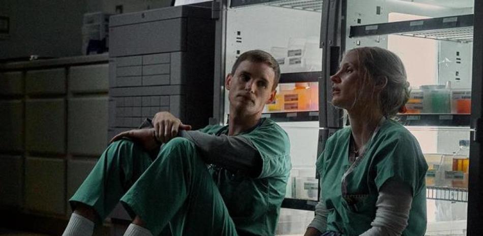 Eddie Redmayne y Jessica Chastain en una escena de "The Good Nurse", una de las favoritas en estos días en Netflix.