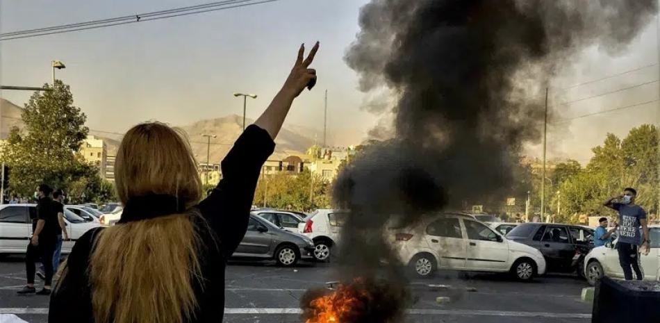 En esta fotografía tomada en Teherán el 1 de octubre de 2022 por una persona no empleada por The Associated Press y obtenida por la AP fuera de Irán, varios iraníes protestan por la muerte de Mahsa Amini, de 22 años, después de que fuera detenida por la policía moral. AP