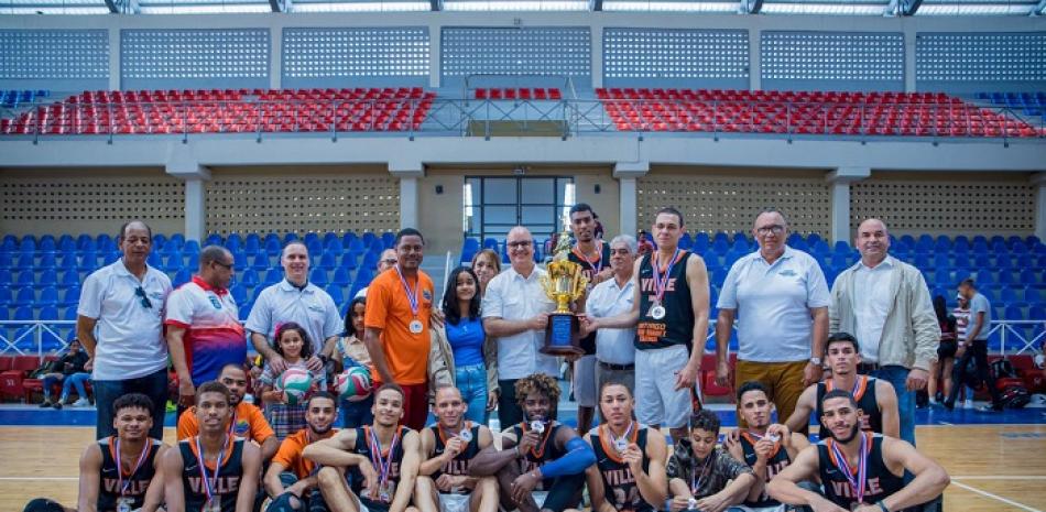El viceministro Administrativo de la Presidencia, Igor Rodríguez Durán, y el diputado Emil Durán premian al equipo de Santiagos como campeón de la Copa del Cibao Voleibol Superior Masculino.