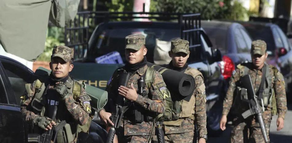 Soldados llegan a Soyapango, El Salvador, el sábado pasado, como parte de las nuevas redadas contra los pandilleros. AP