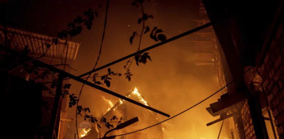 Una casa arde tras un ataque ruso en Jersón, Ucrania, el sábado 3 de diciembre de 2022. (AP Foto/Evgeniy Maloletk