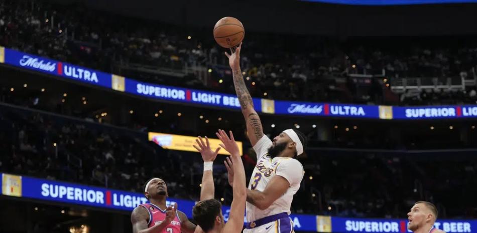 Anthony Davis, de los Lakers, se eleva en busca de anotar dos de los 55 puntos que consiguió en el partido frente a los Wizards en la jornada del domingo de la NBA.