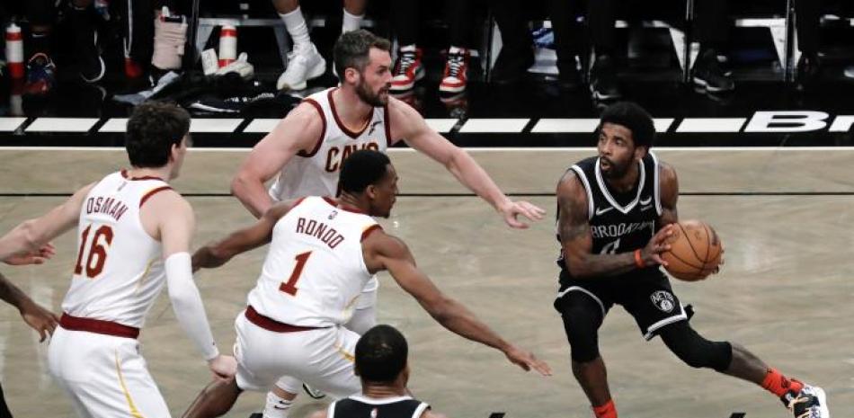 Kyrie Irving, de los Nets, aparece en acción ofensiva en un partido de la NBA frente a los Cavaliers de Cleveland.