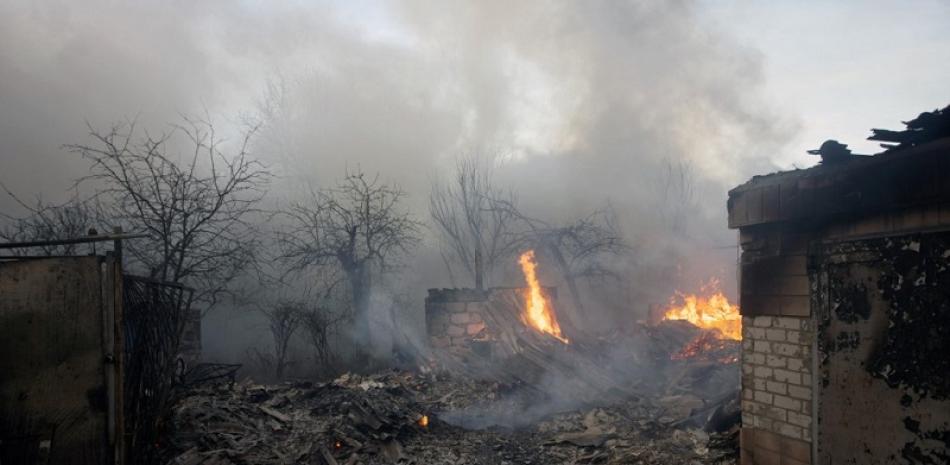 Un edificio en llamas después de un bombardeo en Bakhmut, región de Donetsk, Ucrania. Foto de AFP