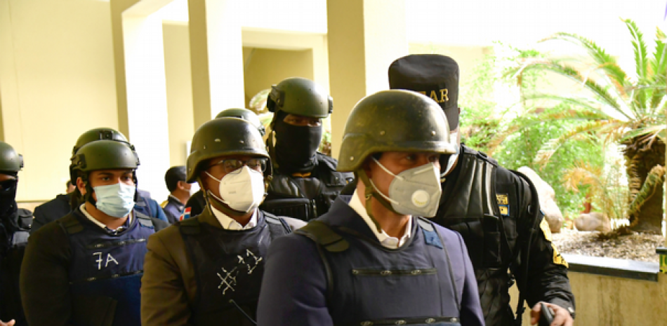 Parte de los encartados en el expediente del caso “Operación Coral”, durante un momento de su conducción a una audiencia en marzo de este año. Foto: Listín Diario.