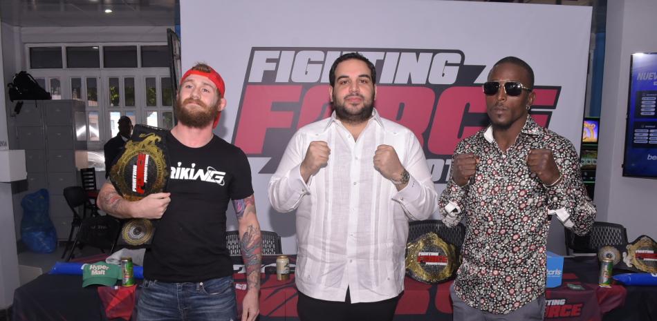 Rodolfo Dahaujre (centro) junto a los peleadores Ty Johnson, de Estados Unidos, y Jefrey Roy, de República Dominicana.