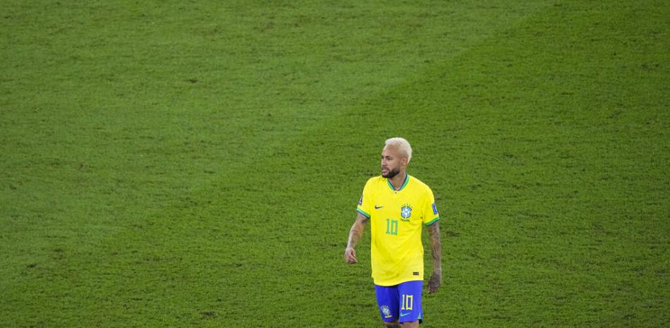 Neymar de Brasil camina sobre la cancha después del final del partido de fútbol de los octavos de final de la Copa Mundial entre Brasil y Corea del Sur, en el Estadio 974 en Doha, Qatar, el lunes 5 de diciembre de 2022. Brasil ganó 4-1. (Foto AP /Darko Bandic)