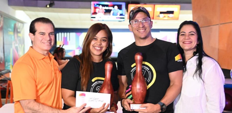 Cristian Cartagena y Anggi Ramírez recibe sus premios de parte de Raffy Sebelén y Yamilé Fatule.