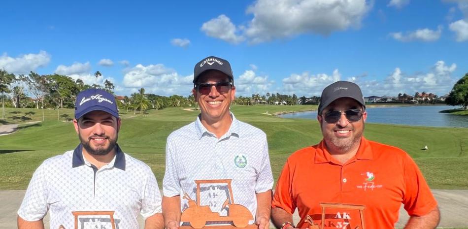 Ganadores del Pool de Cumpleaños de Amilcar Kalaf celebrado en La Estancia. Desde la izquierda, José Armando Cuello (2do), Sergio Mármol (1ro), y Víctor Báez (3ero).