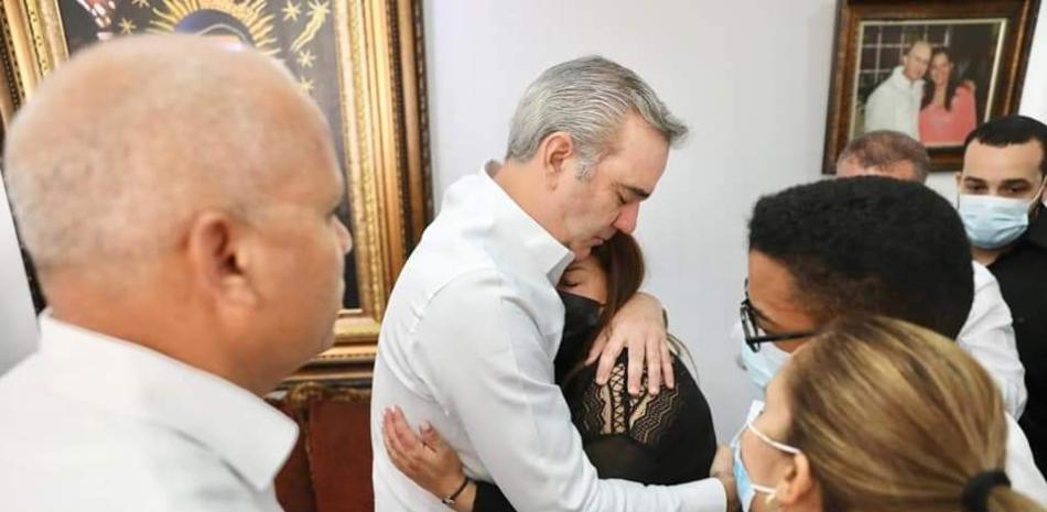 Presidente Abinader dando las condolencias a la viuda de Amable Aristy Castro.