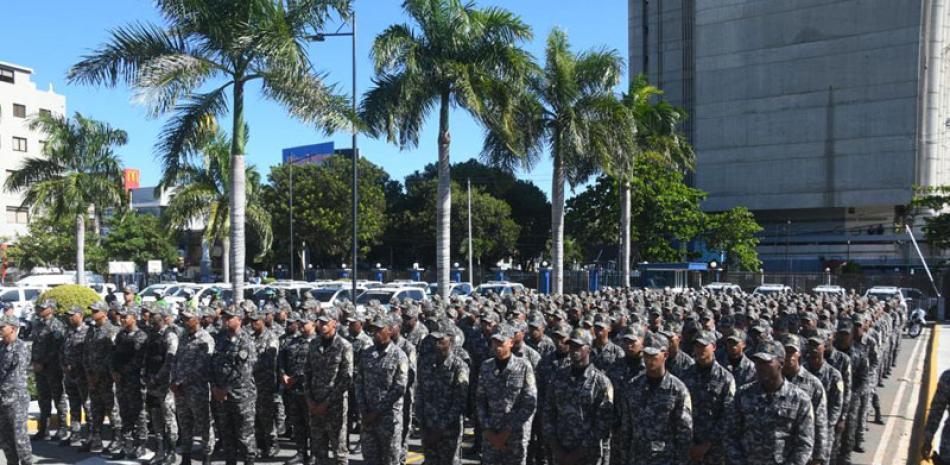 Parte de los policías que saldrán a las calles para garantizar la seguridad ciudadana. Raúl Asencio / Listín Diario