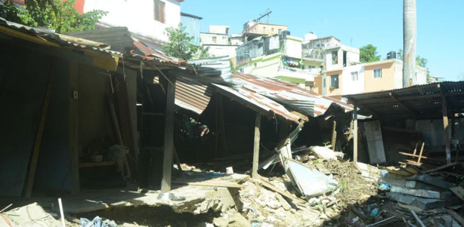 Los escombros quedaron apilados en el sector Las 800 luego de que el Ministerio de Obras Públicas se llevara los equipos sin concluir el trabajo. Leonel Matos