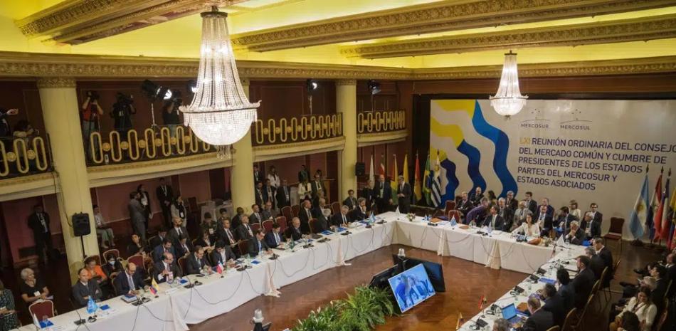 Los líderes asisten a la sesión plenaria de la cumbre del bloque comercial Mercosur en Montevideo, ayer. AP