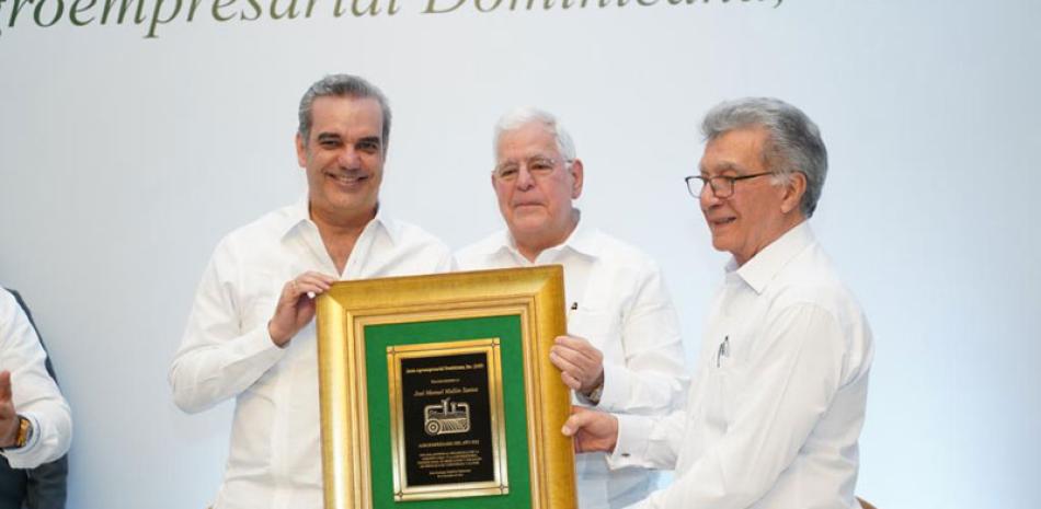 El presidente Luis Abinader entrega el galardón al agoempresario José Manuel Mallén. Raúl Asencio / LD