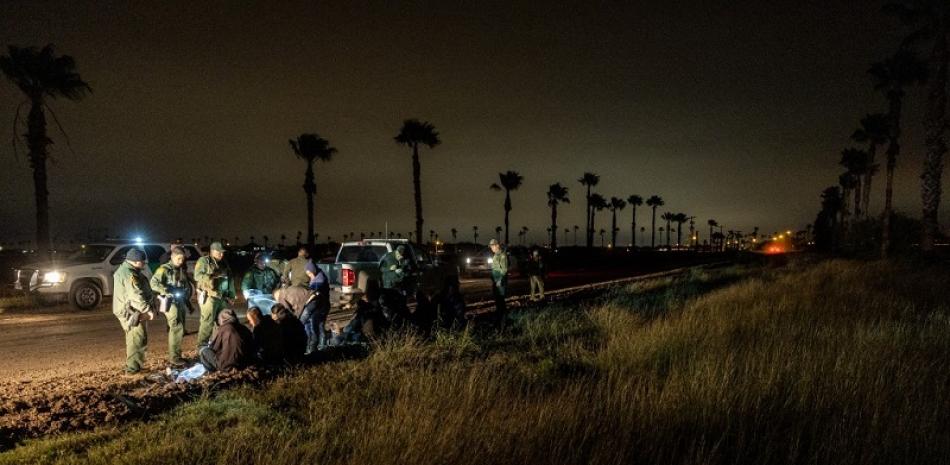 Foto de AFP. Patrullas en frontera de Mexico-EEUU deteniendo personas