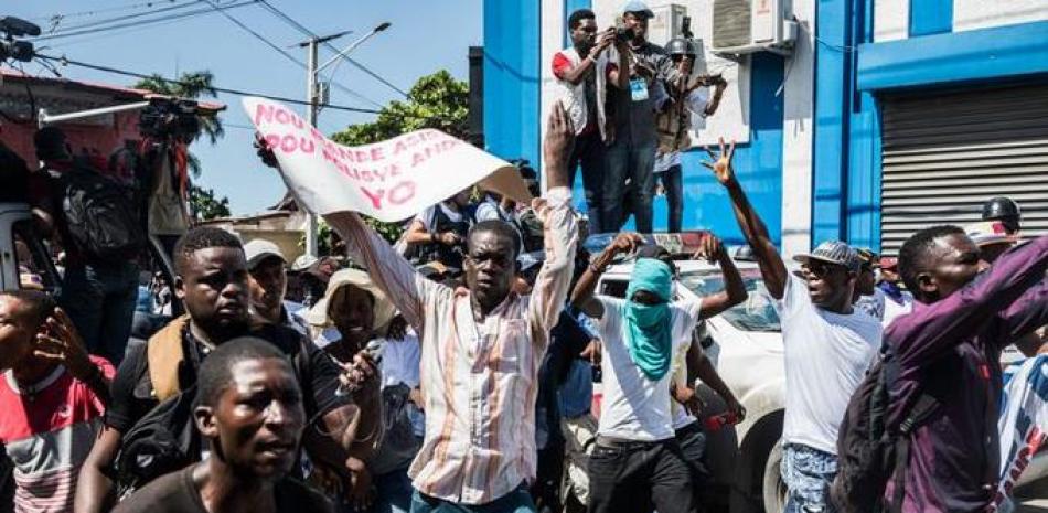 Haitianos descontentos por la situación de crisis que abate a su país son vistos aquí en una protesta callejera. La presión social y económica se ha desbordado a tales extremos que está forzando a una migración masiva hacia República Dominicana.