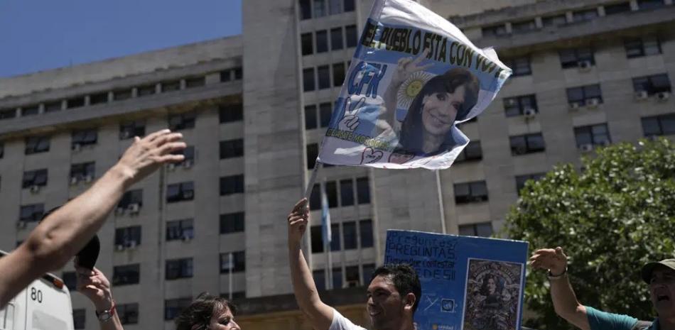 Partidarios de la expresidenta argentina Cristina Fernández se reúnen frente a la corte donde se esperaba que los jueces anunciaran la sentencia en un caso de asociación ilícita y defraudación al Estado en su contra en Buenos Aires, ayer. AP
