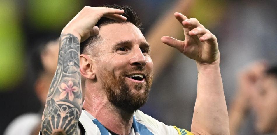 Lionel Messi vistiendo la camiseta de la Seleccion Argentina mientras celebra la victoria contra Australia en la Copa Mundial Catar 2022. Fuente: AFP.