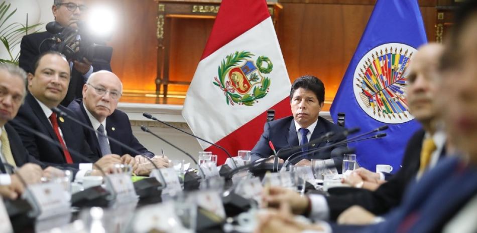 El presidente de Perú, Pedro Castillo, reunido con la misión de Alto Nivel de la OEA. Foto: Europa Press