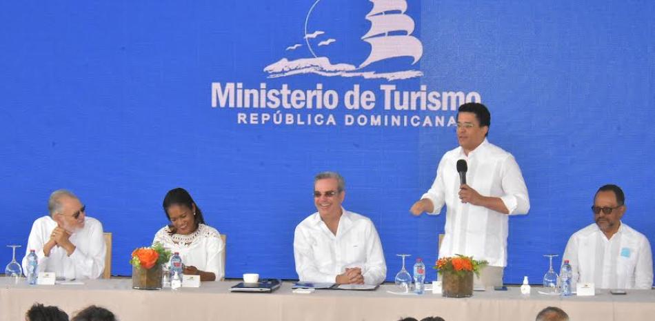 El ministro David Collado detalla frente al presidente Luis Abinader, los pormenores de las obras.