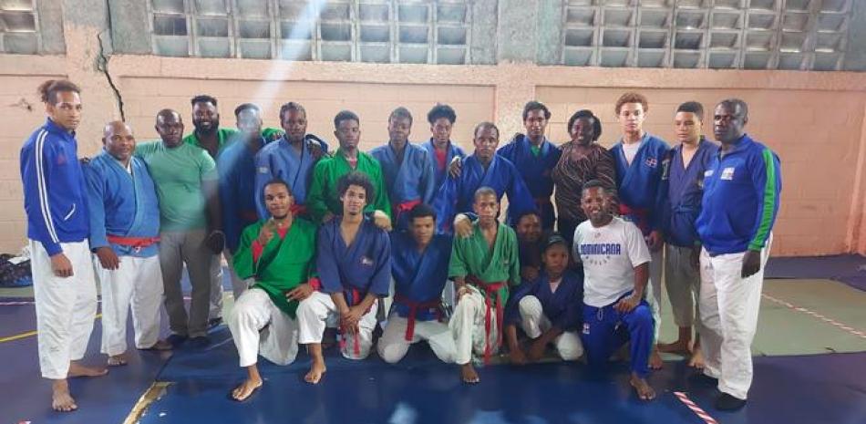 Un grupo de participantes en uno de los eventos de Kurash efectuados recientemente en el país.