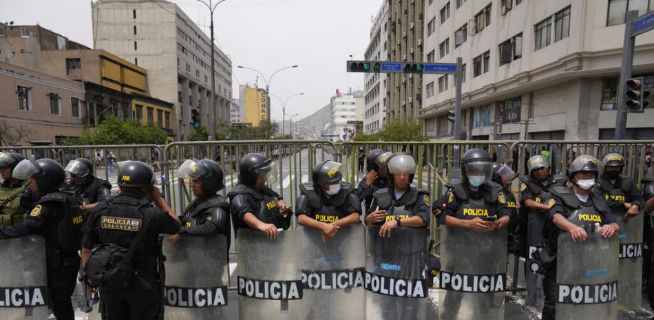 La policía bloquea una calle que conduce al Congreso luego de que el presidente peruano, Pedro Castillo, disolviera el cuerpo el día que los legisladores planearon una votación de juicio político contra él en Lima, Perú, el miércoles 7 de diciembre de 2022. AP