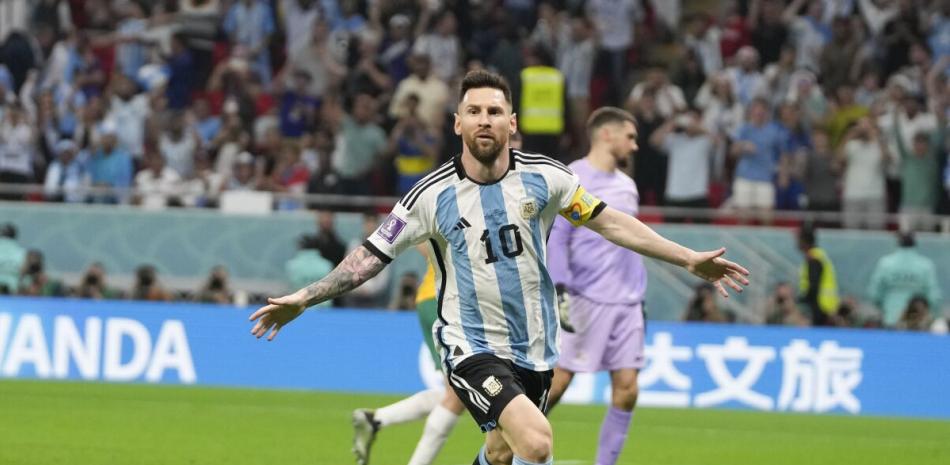 Lionel Messi celebra tras anotar el primer gol de Argentina en la victoria 2-1 ante Australia en el partido por los octavos de final del Mundial.