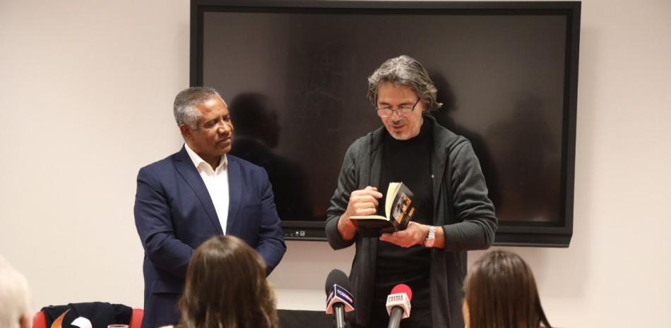 Juan Colón se convierte en primer latinoamericano en recibir premio internacional de la poesía en la ciudad de Milán.

Fuente externa.