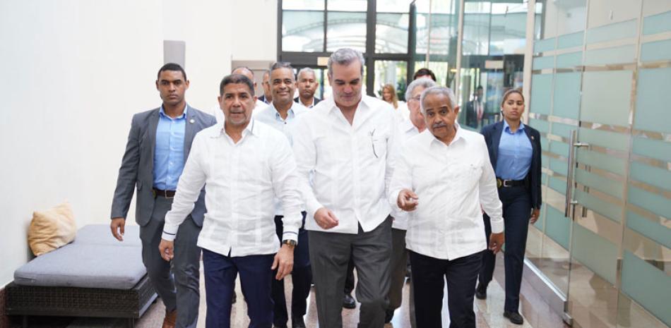 El presidente Luis Abinader camina al lado de Osmar Benítez, presidente de la JAD.