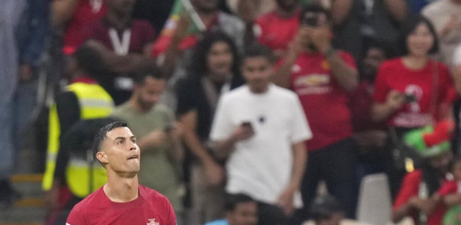 Cristiano Ronaldo, de Portugal, mira hacia arriba durante el encuentro mundialista ante Suiza, en Lusail, Qatar, el martes 6 de diciembre de 2022 (AP Foto/Darko Bandic)