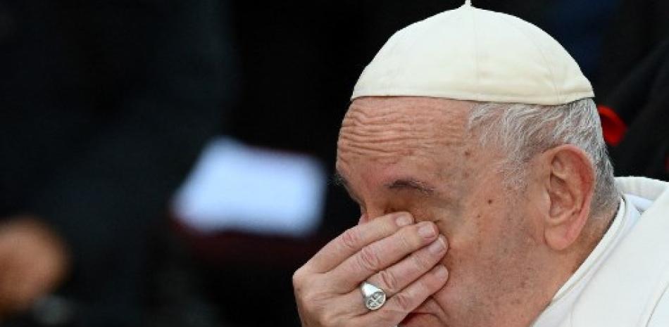 Papa Francisco rompe en llanto al orar por la paz en Ucrania. AFP