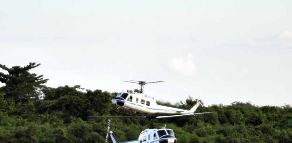 Los dos helicópteros recién adquiridos por la FAD, en una exhibición conjunta. Foto: Jorge Luis Martínez / LD